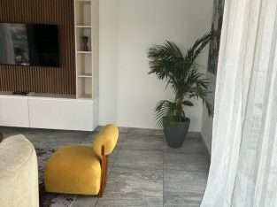Appartement meublé 3 pièces au quatrième étage avec ascenseur.