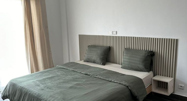 Appartement meublé 3 pièces au quatrième étage avec ascenseur.