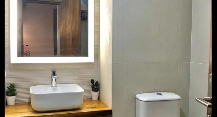 Studio meublé, niché au 2ᵉ étage d’un immeuble calme à Cocody